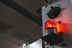 Verschwommen zurückhaltend Beleuchtete rote Warnnotbeleuchtung der Fabrikindustrie | © Sergey - AdobeStock