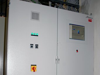 bösch Schaltschrank mit DEOS COSMOweb- Regelung und Touch-Bedienfeld. im Greiner Headquarter