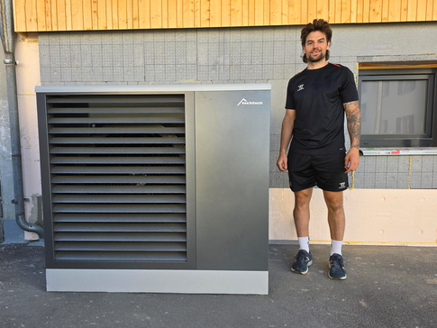 Ex-Eishockeyprofi Alexander Pallestrang setzt auf bösch Wärmepumpe Außengerät einer bösch Wärmepumpe MOZART – leise und effizient für die Modernisierung der Heizung im Einfamilienhaus.