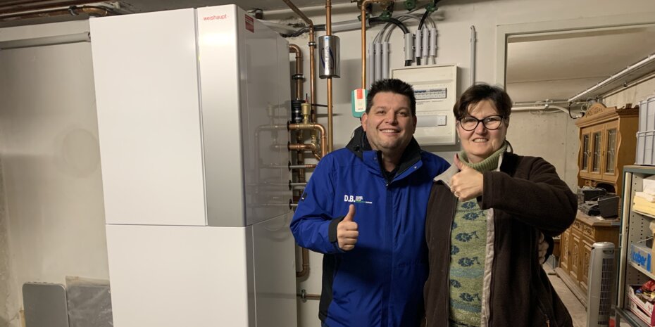 Sowohl vom Installateur als auch von der Betreiberin gibt es ein „Daumen hoch“ für die SPLITBLOCK Wärmepumpe von bösch. | © bösch heizung, klima, lüftung