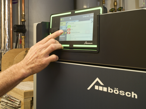 Intuitive Steuerung – Heizungsanlage mit benutzerfreundlichem Touchscreen Bedienung einer bösch-Heizungsanlage über ein modernes Touchscreen-Display