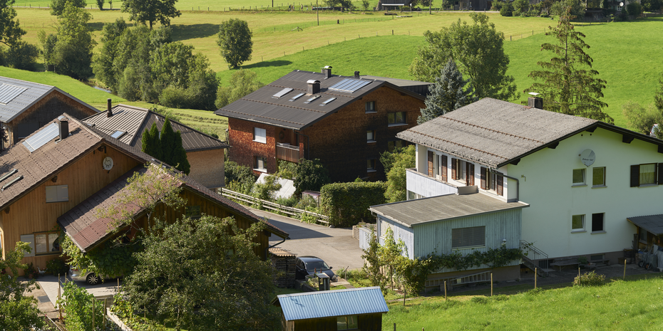 Zwei bestehende Solaranlagen (eine auf dem Dach, die andere im Vorgarten) wurden in das neue Heizsystem eingebunden. | © Walter Bösch GmbH & Co KG