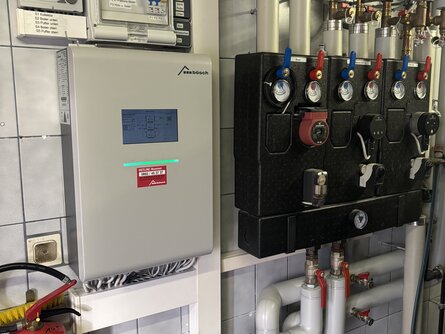 Innenansicht des Heizraums mit bösch Regelung, hydraulischer Verteilung, Pumpengruppen und Verrohrung der Wärmepumpenanlage. | © bösch