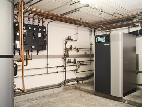 Moderne Heiztechnik – Effiziente Systeme für optimale Wärmeverteilung | © Walter Bösch GmbH & Co KG Technikraum mit effizienter Heizungsanlage, Pufferspeicher und präzise installierter Rohrleitungsführung | © Walter Bösch GmbH & Co KG