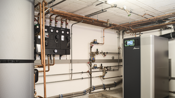 Technikraum mit effizienter Heizungsanlage, Pufferspeicher und präzise installierter Rohrleitungsführung | © Walter Bösch GmbH & Co KG