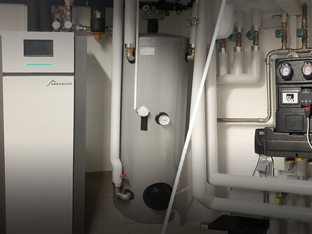 Technikraum mit moderner bösch-Heizungsanlage, Pufferspeicher und Verteilerstation für effiziente Wärmeregulierung