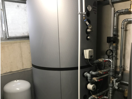 Der Systemspeicher EMMA mit integriertem Edelstahl- Wellrohrregister für hygienische TWW-Bereitung und optimales Wärmemanagement. | © bösch - heizung, klima, lüftung