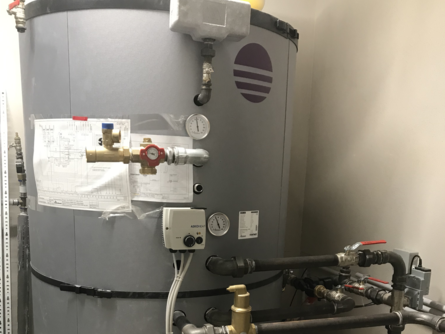Der Systemspeicher EMMA mit integriertem Edelstahl-Wellrohrregister für hygienische TWW-Bereitung. | © bösch - heizung, klima, lüftung