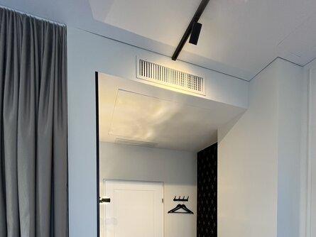 Kanaleinbaugerät von bösch zur dezenten Klimatisierung der Gästezimmer mit gleichmäßiger Luftverteilung und minimalem Eingriff in die Raumgestaltung.