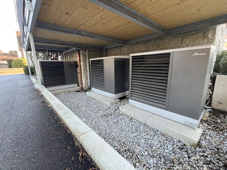 Unter der Terrasse installierte MOZART Wärmepumpen von bösch, vollständig verdeckt und ideal für den Einsatz im denkmalgeschützten Gebäude.