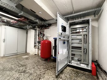 Zentraler Schaltschrank mit DEOS-Regelung von bösch zur Steuerung der gesamten Heiz- und Kühltechnik im Boutique Hotel Maier.