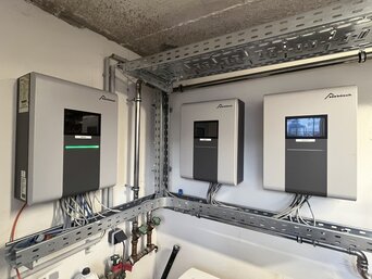 Wärmepumpenmanager im Technikraum des Boutique Hotel Maier zur intelligenten Steuerung der MOZART Wärmepumpen im Kaskadenbetrieb.