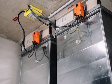 In die Gebäudeautomation integrierte Brandfallsteuerung mit Entrauchungs- und Brandschutzklappen für zuverlässige Sicherheit im Ereignisfall. | © what if media