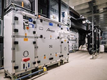 Moderne Lüftungszentrale mit Wärmerückgewinnung, EC-Ventilatoren und Filtersystem für hygienische und energieeffiziente Frischluftversorgung. | © what if media