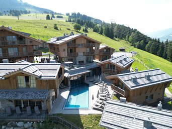 Nachhaltiges Hotel-Dorf Zaglgut in alpiner Hanglage mit charmantem Chalet-Charakter und Außenpool – ausgestattet mit Pelletheizung, Lüftungsanlage und Gebäudeautomation von bösch. | © Hotel & Chalets Zaglgut