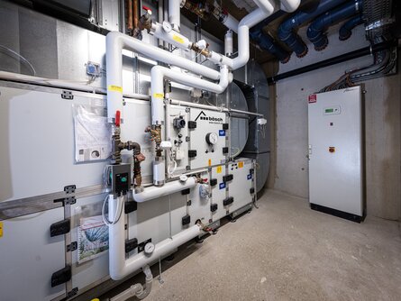 Zentrale Lüftungsanlage von bösch im Technikraum des Zaglguts – sorgt mit 21.100 m³/h Luftleistung für Frischluft im Restaurant-, Küchen- und Wellnessbereich. | © nikolaus faistauer photography