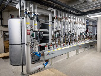 Technikraum mit vier Pufferspeichern à 2.190 Liter und EMMA-Systemspeicher von bösch – sorgt im Zaglgut für hygienische, bedarfsgerechte Warmwasserbereitung bei wechselnder Hotelbelegung. | © nikolaus faistauer photography