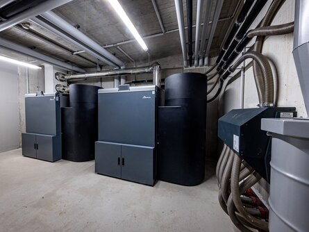 Technikraum mit zwei vollautomatischen Pelletsheizkesseln von bösch – je 100 kW Heizleistung für die nachhaltige Wärmeversorgung des gesamten Hotel-Dorfs Zaglgut. | © nikolaus faistauer photography