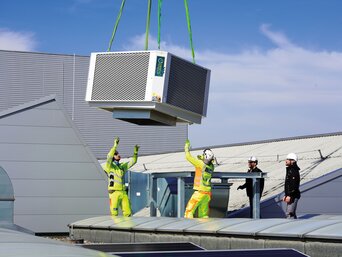 Helikopter-Transport der SHC-Anlage bei ENGEL Helikopter transportiert Komponenten des Sustainable Hall Conditioning Systems auf das Hallendach des ENGEL-Werks in Schwertberg