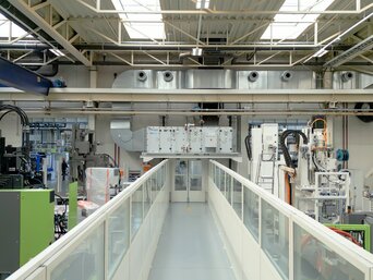 Effiziente Hallenkonditionierung bei ENGEL Austria Innenansicht der ENGEL-Halle mit nachhaltiger Hallenkonditionierung durch zweistufige adiabate Kühlung, Wärmerückgewinnung und intelligenter Regelung.