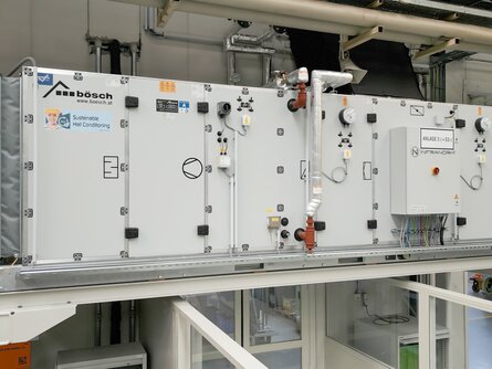 SHC-Lüftungsanlage bei ENGEL Austria in Betrieb Installierte Lüftungs- und Klimaanlage des Sustainable Hall Conditioning Systems von bösch und INFRANORM® in der Produktionshalle von ENGEL Austria in Schwertberg