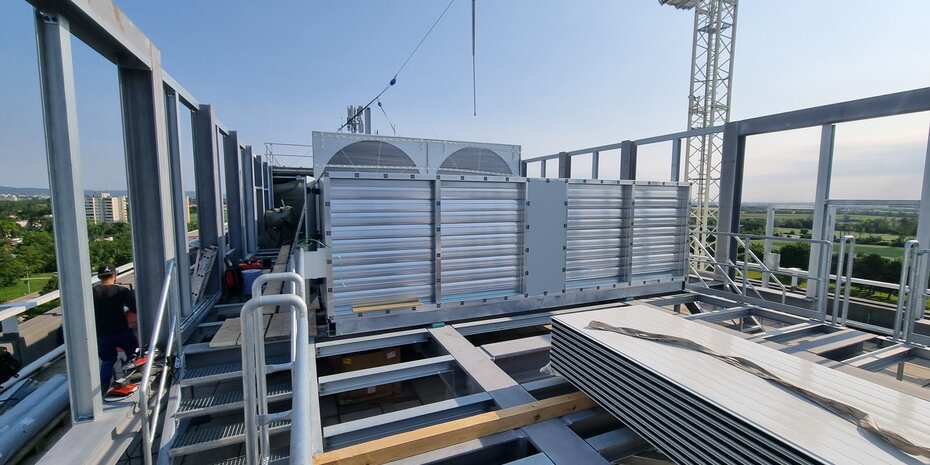 Dank Vor-Ort-Montage durch bösch: Bravouröse Bewältigung begrenzter Fläche und anspruchsvoller Standortbedingungen. | © bösch heizung.klima.lüftung