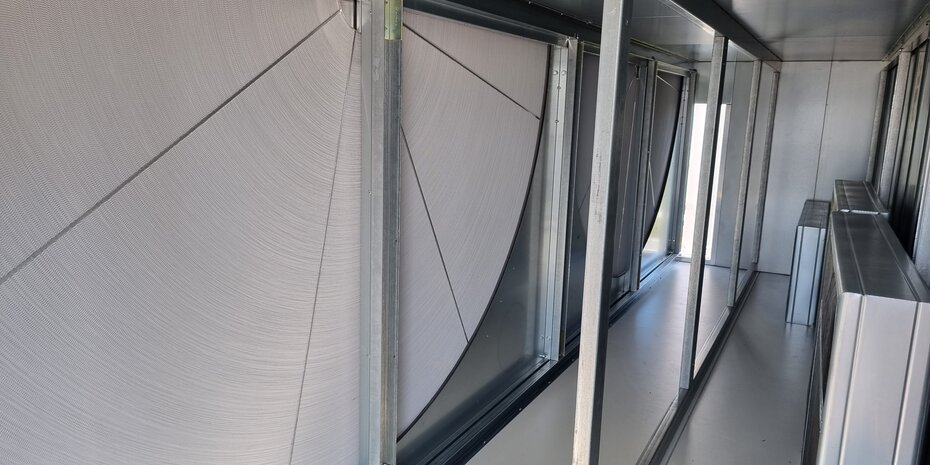 Durch die parallele Anordnung von zwei Rotationstauschern und jeweils vier Ventilatoren in Zuluft und Abluft konnten sowohl die aktuell gültige EU 1253/2014 Verordnung als auch die Anforderungen des Gebäudes eingehalten werden.   | © bösch heizung.klima.lüftung