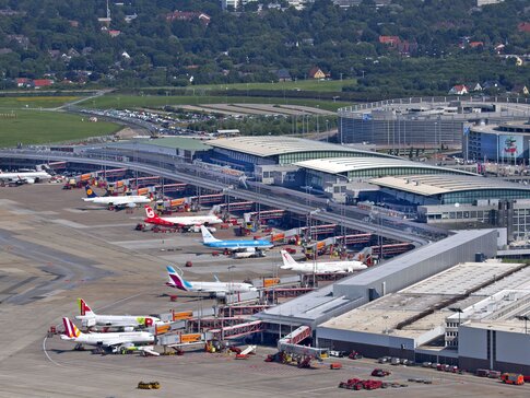 Im Zeitraum von 2016 bis 2020 erneuert Hamburg Airport das komplette Hauptvorfeld bei laufendem Betrieb. | © Flughafen Hamburg GmbH, Michael Penner Im Zeitraum von 2016 bis 2020 erneuert Hamburg Airport das komplette Hauptvorfeld bei laufendem Betrieb. | © Flughafen Hamburg GmbH, Michael Penner