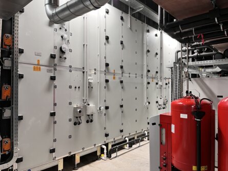 Das RLT-Gerät für die Klimatisierung der Büroflächen fördert in der Stunde 20.000 m³ perfekt aufbereitete Raumluft. | © Walter Bösch GmbH & Co KG