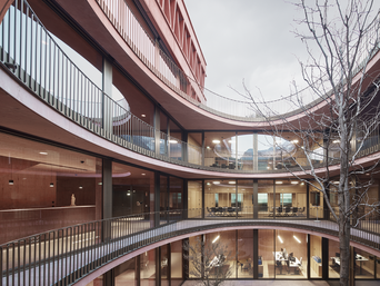 Detailansicht der energieeffizienten Fassade aus Betonfertigteilen, ergänzt durch hochmoderne Sonnenschutzgläser, die sowohl ästhetisch ansprechend als auch funktionell im Energiekonzept der Jäger Bau Firmenzentrale sind. | © Adolf Bereuter