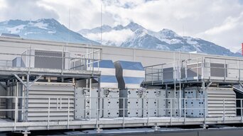 Dachanlage bei Senoplast in Piesendorf mit SHC-Lüftungsgeräten vor verschneiter Alpenkulisse – nachhaltige Hallenkonditionierung