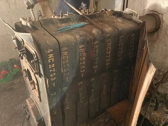 Demontage des alten Kessels mit dem montierten Brenner. | © Weinkellerei Thomüller