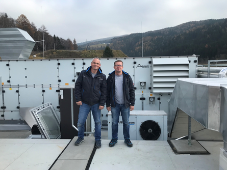 Günther Kurz (bösch SYGA Projektverkauf) mit Johann Unger (bösch Projekttechniker) bei der Einweisung und Anlagenübergabe. | © bösch - heizung, lüftung, klima