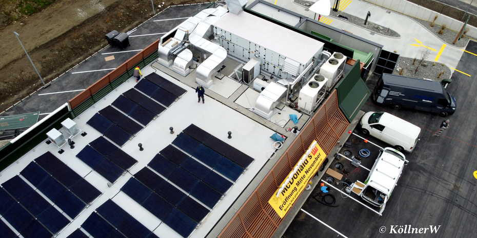 Die Gebäudetechnik (bösch All-in-one Kompaktlüftungsgerät, Wärmepumpen Clivet WSAN-YES und ein Samsung Klimagerät) sind auf dem Dach des Gebäudes positioniert. | © KöllnerW