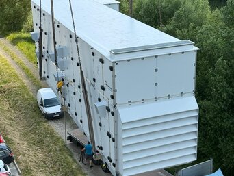 Vormontierte Lüftungsgeräte von bösch werden per LKW zur Baustelle des TEST-FUCHS Aerospace Campus angeliefer