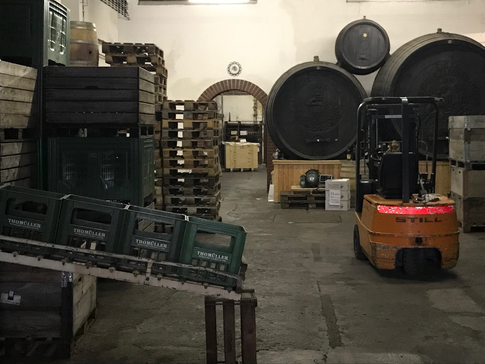 Weinlager mit dem demontierten alten Brenner. | © Weinkellerei Thomüller Weinlager mit dem demontierten alten Brenner. | © Weinkellerei Thomüller