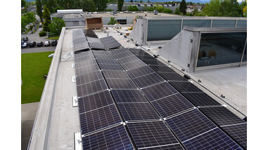 850 m² PV-Kollektoren bei bösch in Lustenau sorgen für nachhaltigen Solarstrom. | © bösch heizung.klima.lüftung